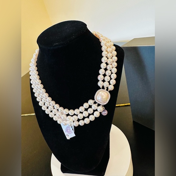 NWT LUXURY AUTHENTIC TIMELESS ELEGANT RARE Majorica Triple Strand Pearl Necklace - Picture 12 of 17